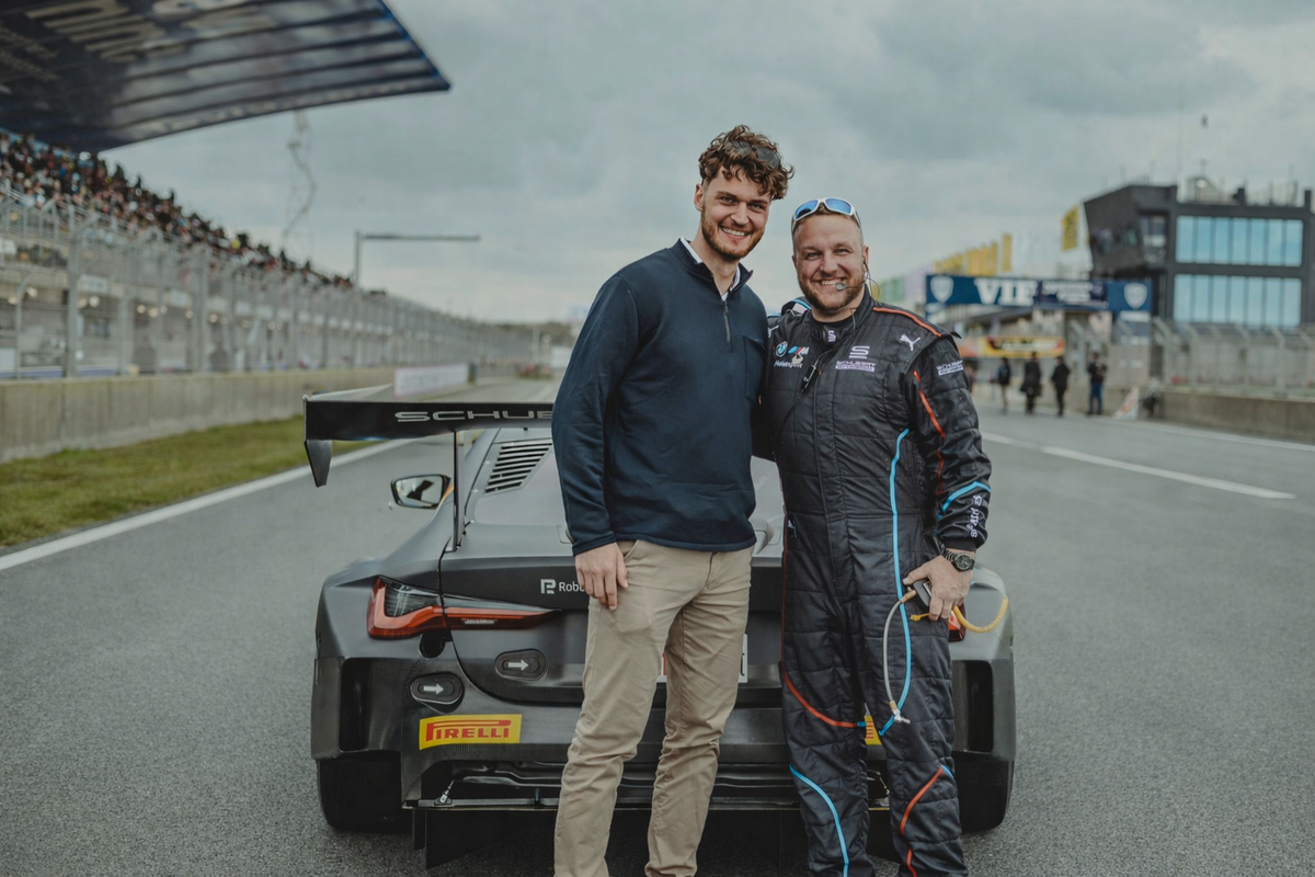 Die PitFuel-Gründer David Trinkberger und Maximilian Franz an der Rennstrecke